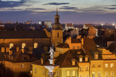 Polen, Warschau, Altstadt in der Abenddämmerung, Dächer historischer Häuser, Statue von König Sigismund III Vasa, lizenzfreies Stockfoto