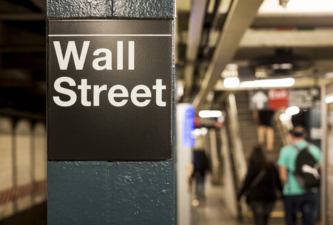 USA, New York, Manhattan, Wall Street-Schild an der U-Bahn-Station - MAUF01148