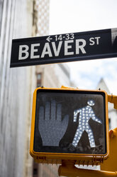 USA, New York, Manhattan, Straßenschild und Fußgängerampel von Beaver - MAUF01150