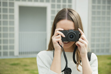 Young woman looking through camera - CHAF01900