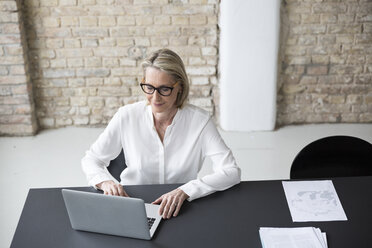 Reife Geschäftsfrau bei der Arbeit im Büro - RBF05747