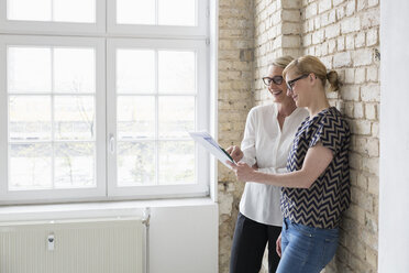 Ältere Geschäftsfrau arbeitet mit jüngerem Kollegen im Büro - RBF05755