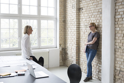 Ältere Geschäftsfrau arbeitet mit jüngerem Kollegen im Büro - RBF05756