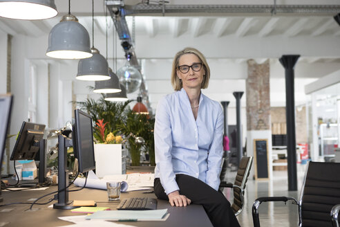 Reife Geschäftsfrau bei der Arbeit im Büro - RBF05774