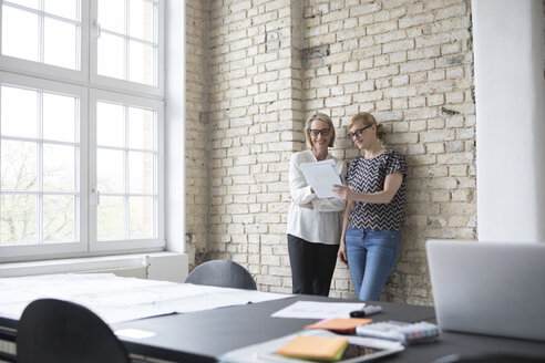 Ältere Geschäftsfrau arbeitet mit jüngerem Kollegen im Büro - RBF05794