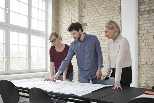 Reife Geschäftsfrau arbeitet mit jüngeren Kollegen im Büro - RBF05808