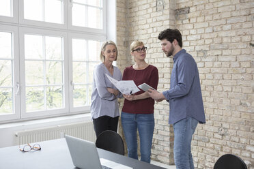 Ältere Geschäftsfrau arbeitet mit jüngerem Kollegen im Büro - RBF05812