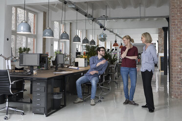 Gruppe von Menschen im Gespräch im Büro - RBF05818