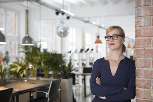 Porträt einer Geschäftsfrau im Büro - RBF05822