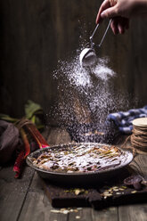 Frangipane-Torte mit Rhabarber, bestreut mit Puderzucker - SBDF03210