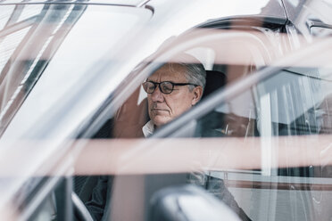 Älterer Geschäftsmann sitzt mit geschlossenen Augen im Auto - GUSF00014