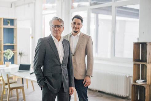 Porträt eines selbstbewussten alten und jungen Geschäftsmannes im Büro - GUSF00030