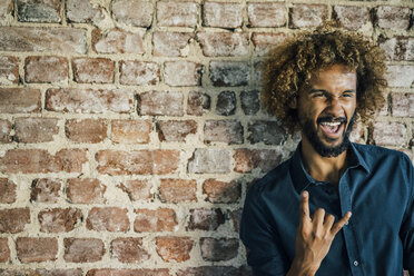 Man with beard and curly hair gesticulating - KNSF01733