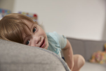 Porträt eines kleinen Jungen auf der Couch liegend - SUF00234