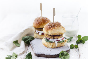 Vegetarischer Burger mit Halloumi-Zucchini-Karotten-Patty, Tzatziki-Sauce, hausgemachtes Brötchen - SBDF03217