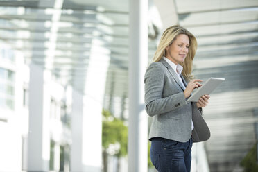 Businesswoman using tablet outdoors - MAEF12270