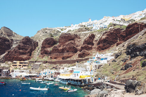 Greece, Santorini, Oia, fishing harbor with the white village above the cliff - GEMF01721