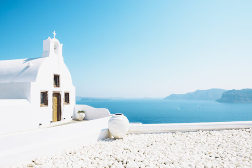 Griechenland, Santorini, Oia, Byzantinisch-orthodoxe Kirche über dem Meer - GEMF01723