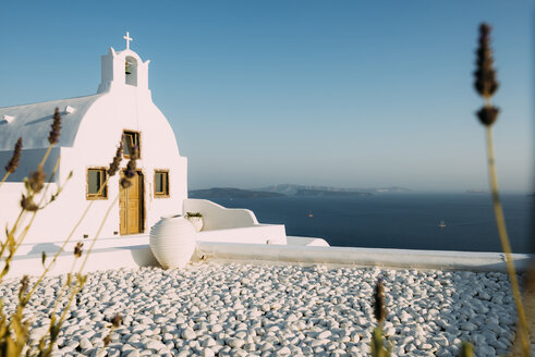Griechenland, Santorini, Oia, Byzantinisch-orthodoxe Kirche über dem Meer - GEMF01725