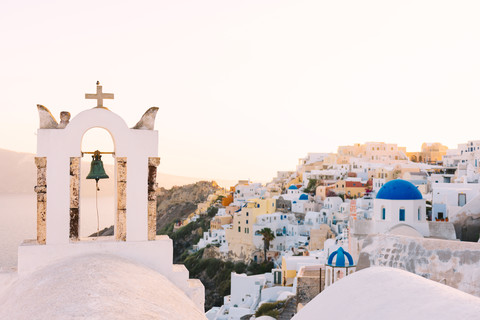 Griechenland, Santorini, Oia, Blick auf das Dorf bei Sonnenuntergang, lizenzfreies Stockfoto