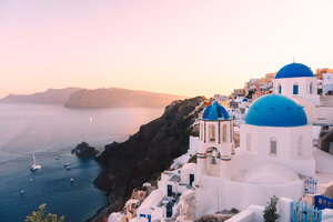 Griechenland, Santorini, Oia, Blick auf die Caldera und die griechisch-orthodoxe Kirche bei Sonnenuntergang - GEMF01727