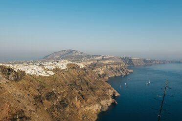 Griechenland, Santorin, das weiße Dorf Fira auf der Caldera-Seite - GEMF01731