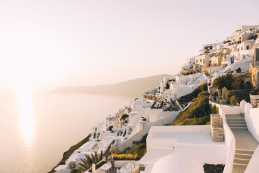 Griechenland, Santorini, Fira, weißes Dorf mit Blick auf das Meer bei Sonnenuntergang - GEMF01735