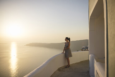 Griechenland, Santorin, Fira, Frau genießt den Sonnenuntergang - GEMF01737