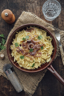 Traditionelle schwäbische Käsespätzle, Eiernudeln mit Käse, Sahne, Röstzwiebeln - IPF00400