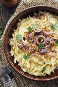 Traditionelle schwäbische Käsespätzle, Eiernudeln mit Käse, Sahne, Röstzwiebeln - IPF00401