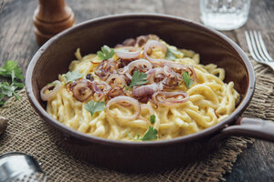 Traditionelle schwäbische Käsespätzle, Eiernudeln mit Käse, Sahne, Röstzwiebeln - IPF00402