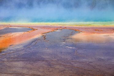 USA, Wyoming, Yellowstone-Nationalpark, Große prismatische Quelle mit Schäfchenwolken - EPF00444