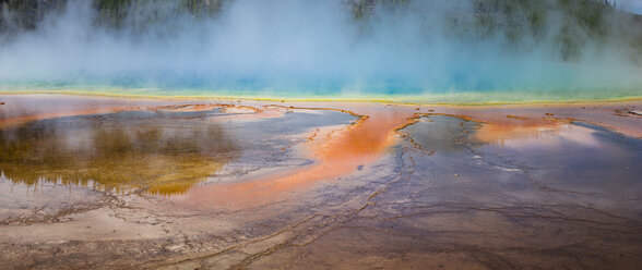 USA, Wyoming, Yellowstone National Park, Grand Prismatic Spring with puffy clouds - EPF00445