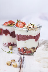 Joghurt mit Erdbeeren, Erdbeer-Chia-Konfitüre, Haselnüssen und Pistazien - SBDF03225