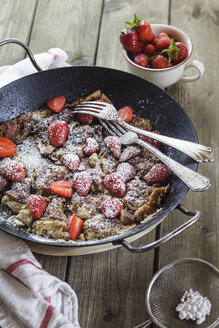 Kaiserschmarrn mit frischen Erdbeeren und Puderzucker - SBDF03228