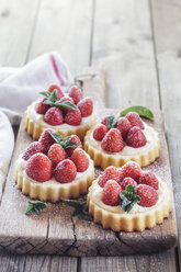 Tartlets with pudding filling and strawberries - SBDF03230