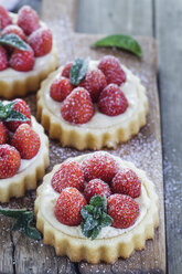 Tartlets with pudding filling and strawberries - SBDF03231