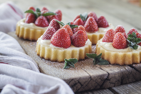 Törtchen mit Puddingfüllung und Erdbeeren, lizenzfreies Stockfoto