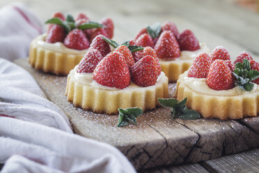 Törtchen mit Puddingfüllung und Erdbeeren - SBDF03232