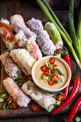 Vietnamese summer rolls with prawns and spicy peanut dip - SBDF03240