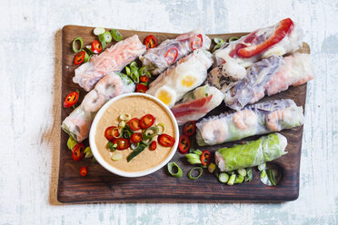 Vietnamese summer rolls with prawns and spicy peanut dip - SBDF03241