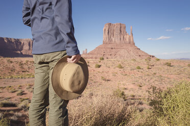 USA, Utah, Junger Mann mit Blick auf das Monument Valley - EPF00446