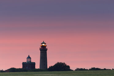Deutschland, Mecklenburg-Vorpommern, Rugen, Schinkelturm und der neue Leuchtturm bei Kap Arkona - GFF00985