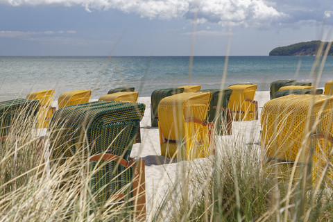 Deutschland, Mecklenburg-Vorpommern, Ostseebad Binz, Strandkörbe mit Kapuze am Strand, lizenzfreies Stockfoto