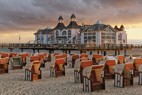 Deutschland, Mecklenburg-Vorpommern, Ostseebad Sellin, Strandkörbe mit Kapuze am Strand, lizenzfreies Stockfoto