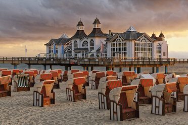 Germany, Mecklenburg-Western Pomerania, Baltic sea seaside resort Sellin, Hooded beach chairs on the beach - GFF00989