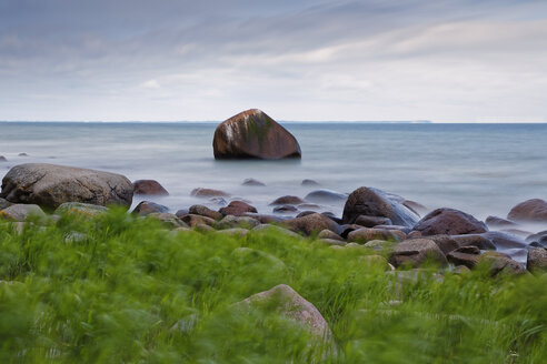 Germany, Mecklenburg-Western Pomerania, Jasmund National Park, Bolders and 'swanstone' at the Baltic Sea - GFF00992