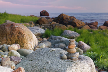 Deutschland, Mecklenburg-Vorpommern, Nationalpark Jasmund, Bolders and pebbles at the Baltic Sea - GFF00994