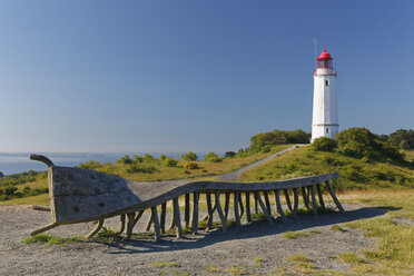 Germany, Mecklenburg-Western Pomerania, Hiddensee, Dornbusch lighthouse on the Schluckswiek, with old twisted wood bench in foreground - GFF01007