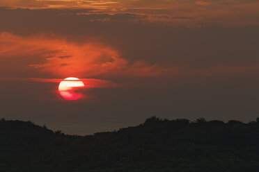 Deutschland, Mecklenburg Vorpommern, Hiddensee, Sonnenaufgang über der Ostsee - GFF01012